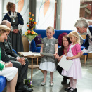 Dronningen fikk kunst i gave fra Siri Elene Aursøy og Ragnild Bueng Kosberg (Foto: Ned Alley / NTB scanpix)